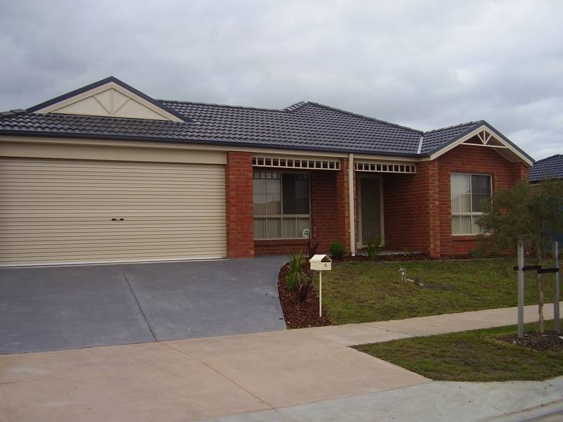 6 Tea Tree Close, Pakenham VIC 3810