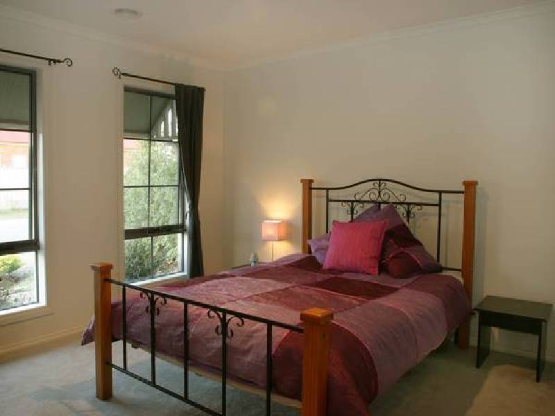 8 SETTLERS COURT, Pakenham VIC 3810