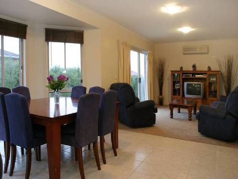 Eddie Barron Tce, Pakenham VIC 3810