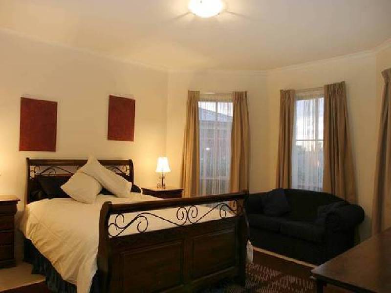 Eddie Barron Tce, Pakenham VIC 3810