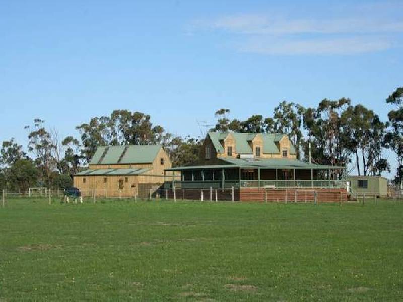 965 McDonalds Drain Road West, Pakenham VIC 3810