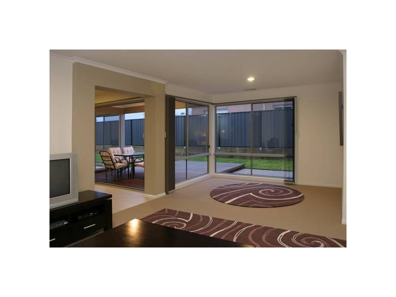 Windemere Boulevard, Pakenham VIC 3810