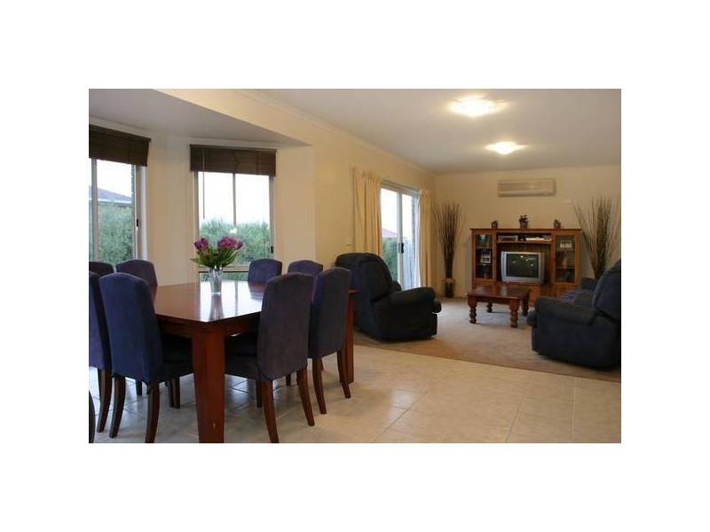 Eddie Barron Terrace, Pakenham VIC 3810