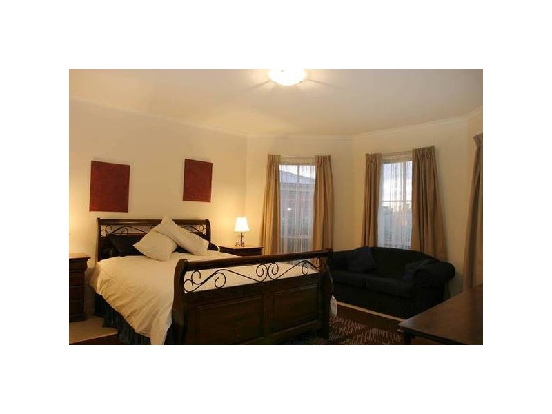 Eddie Barron Terrace, Pakenham VIC 3810