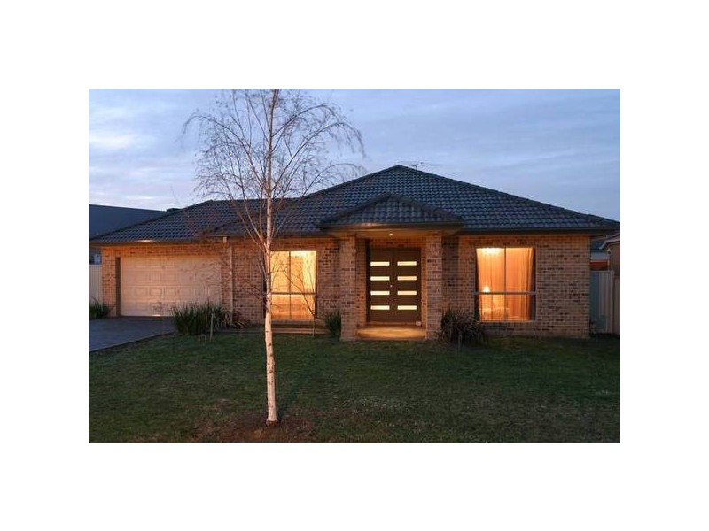 4 Strickland Court, Pakenham VIC 3810