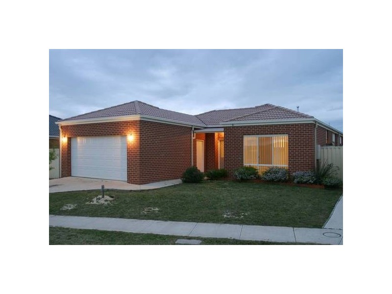 18 Bluehills Boulevard, Pakenham VIC 3810