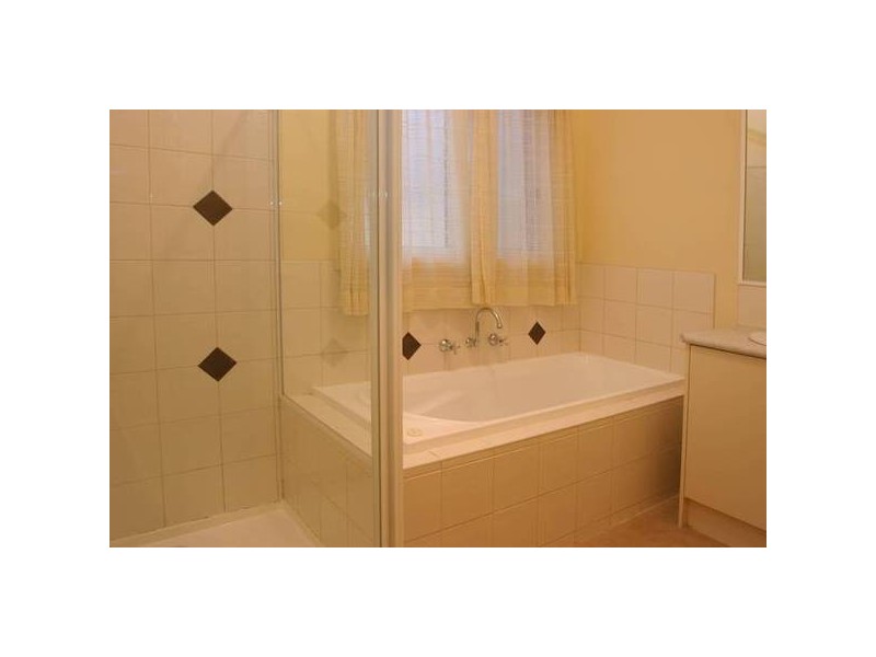 18 Bluehills Boulevard, Pakenham VIC 3810