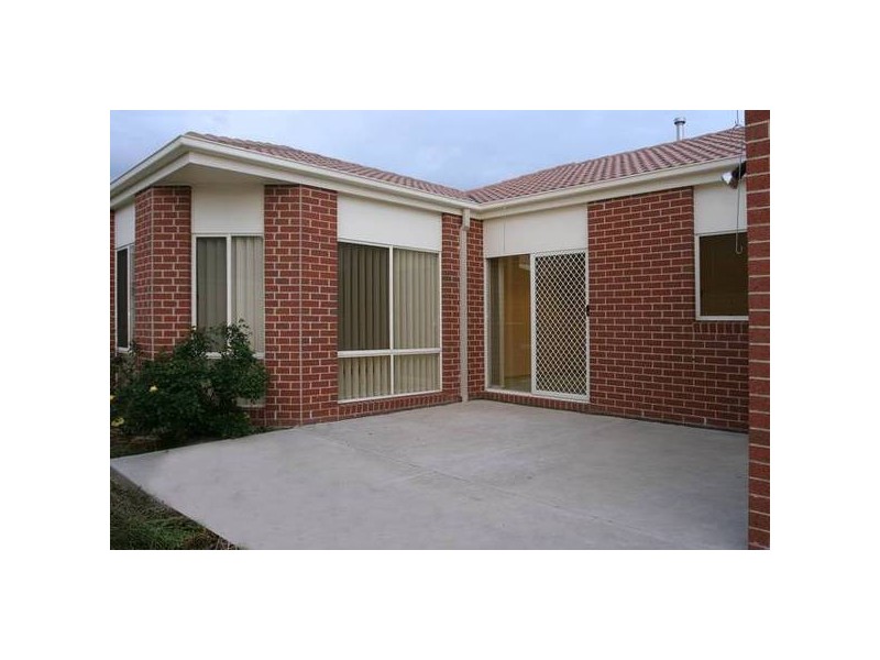 18 Bluehills Boulevard, Pakenham VIC 3810