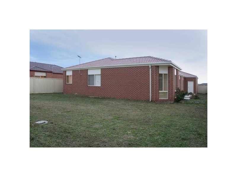 18 Bluehills Boulevard, Pakenham VIC 3810