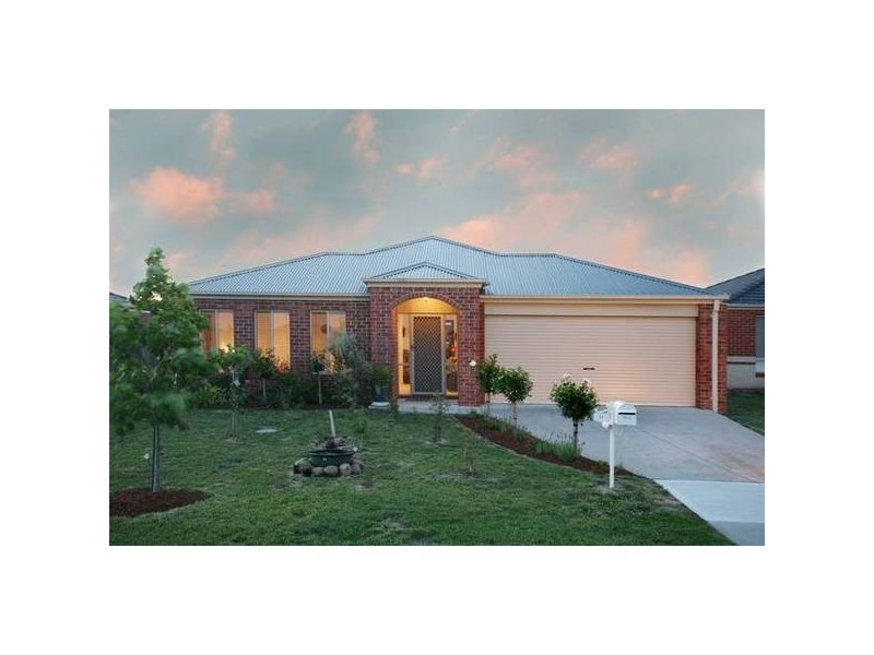 11 Grice Quadrant, Pakenham VIC 3810