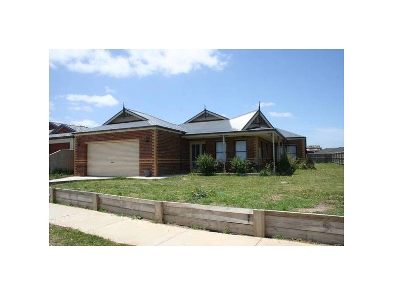 24 Henry Lawson Drive, Pakenham VIC 3810