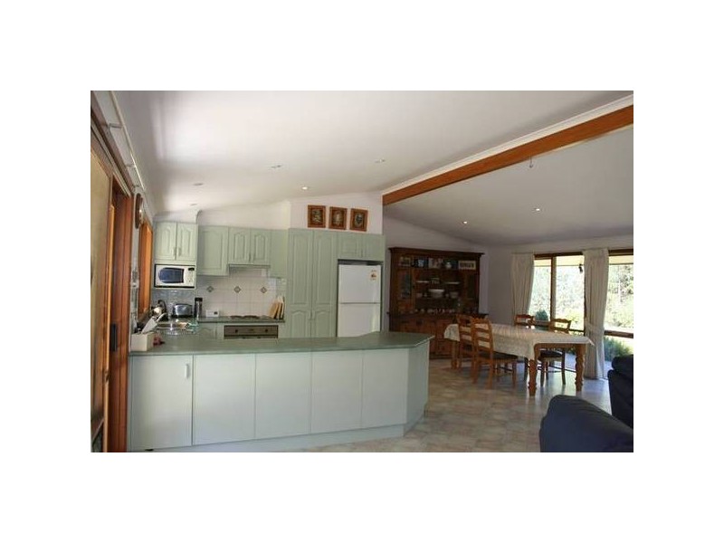 6 Mirrabooka Road, Maryknoll VIC 3812