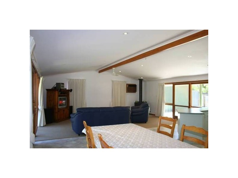 6 Mirrabooka Road, Maryknoll VIC 3812