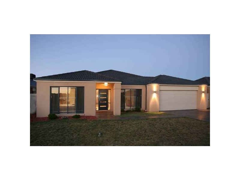 8 Latrobe Avenue, Pakenham VIC 3810