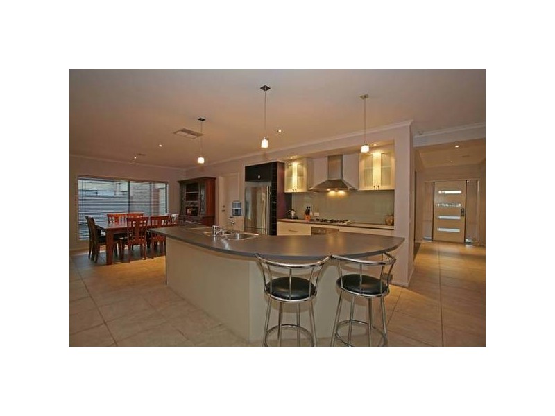 8 Latrobe Avenue, Pakenham VIC 3810