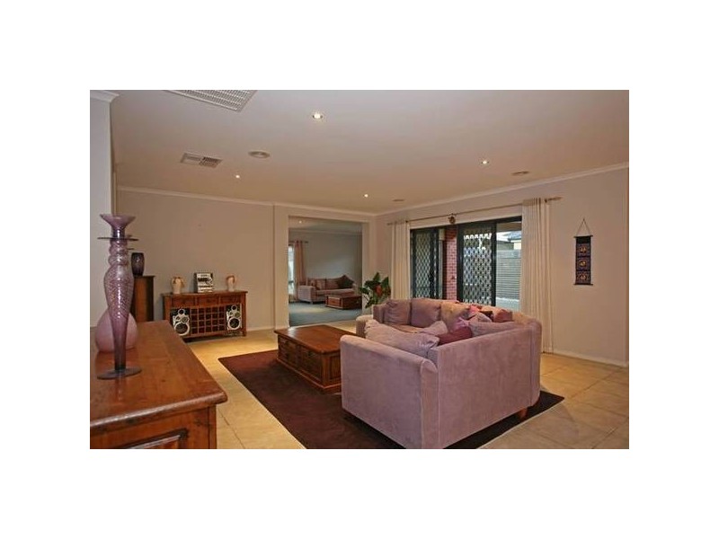 8 Latrobe Avenue, Pakenham VIC 3810
