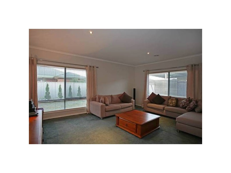 8 Latrobe Avenue, Pakenham VIC 3810
