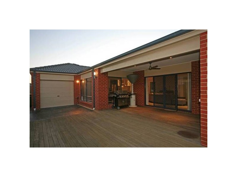 8 Latrobe Avenue, Pakenham VIC 3810