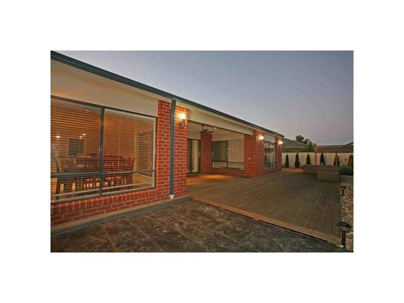 8 Latrobe Avenue, Pakenham VIC 3810