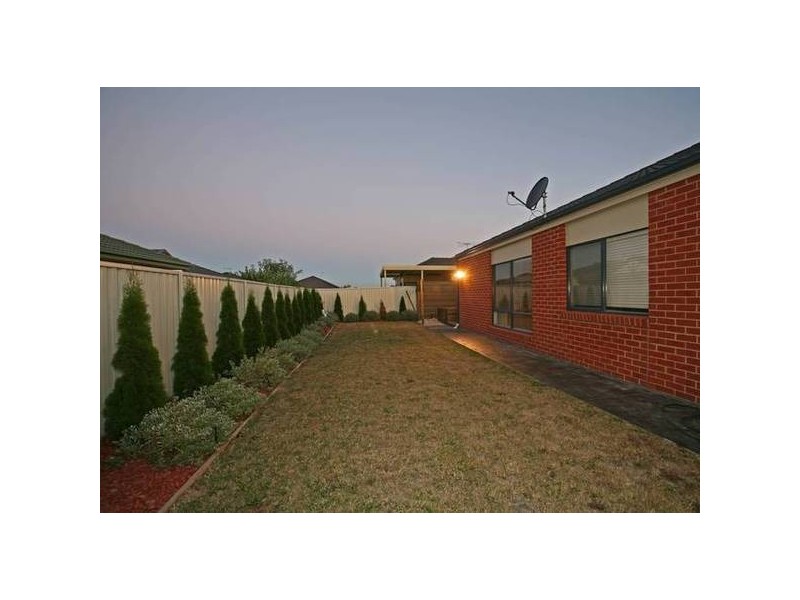 8 Latrobe Avenue, Pakenham VIC 3810