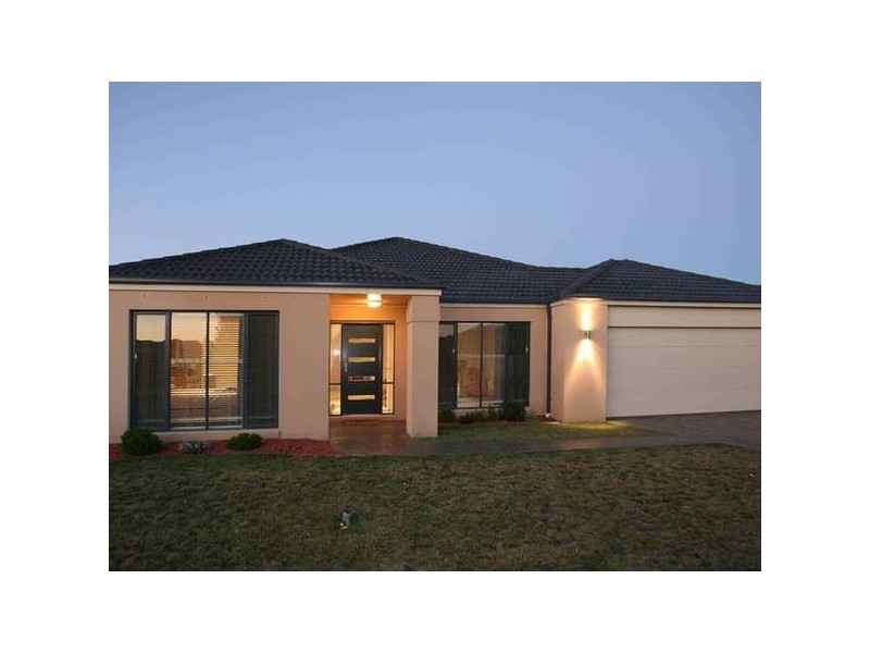 8 Latrobe Avenue, Pakenham VIC 3810