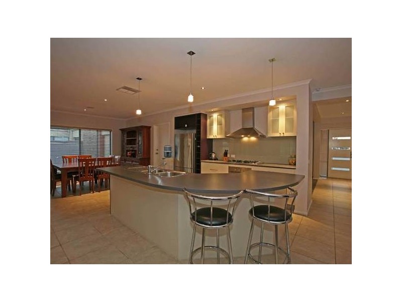 8 Latrobe Avenue, Pakenham VIC 3810