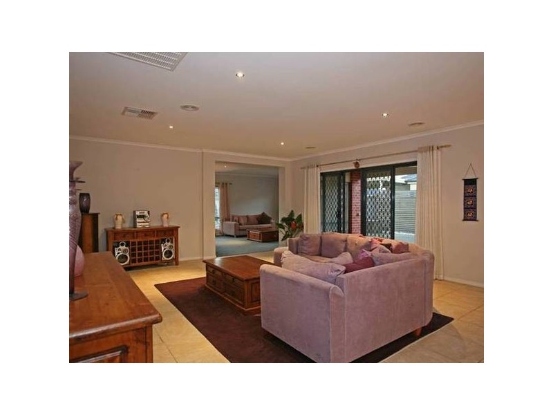 8 Latrobe Avenue, Pakenham VIC 3810