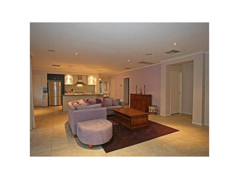 8 Latrobe Avenue, Pakenham VIC 3810