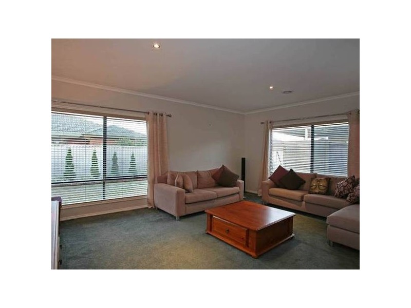 8 Latrobe Avenue, Pakenham VIC 3810