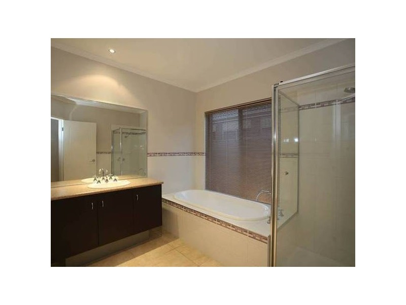 8 Latrobe Avenue, Pakenham VIC 3810