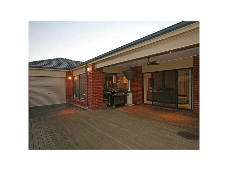 8 Latrobe Avenue, Pakenham VIC 3810