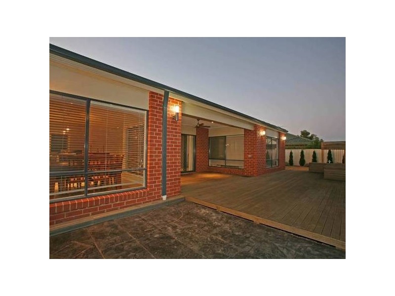 8 Latrobe Avenue, Pakenham VIC 3810