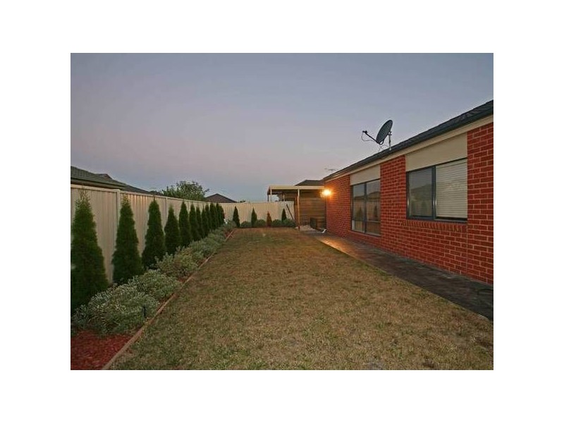 8 Latrobe Avenue, Pakenham VIC 3810