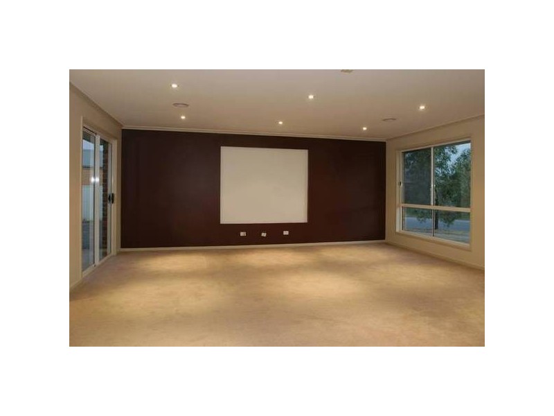 8 Genoa Grove, Pakenham VIC 3810