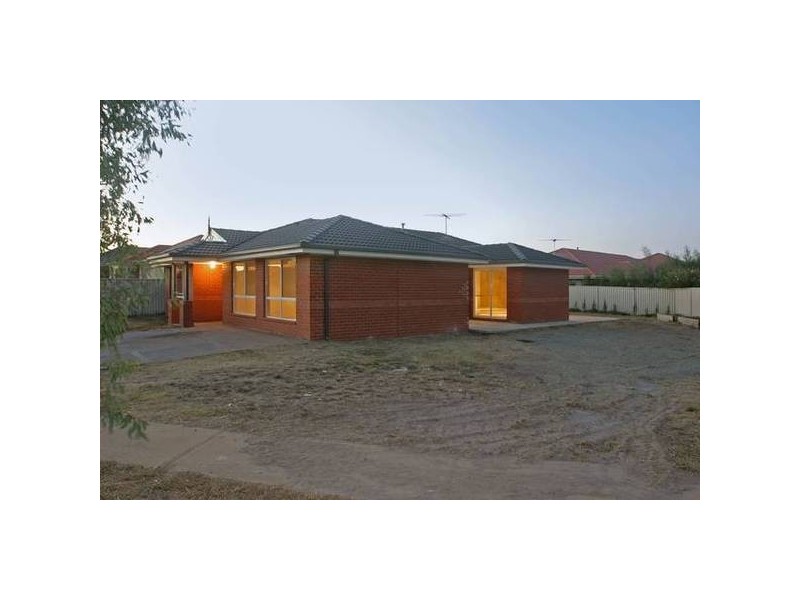 8 Genoa Grove, Pakenham VIC 3810