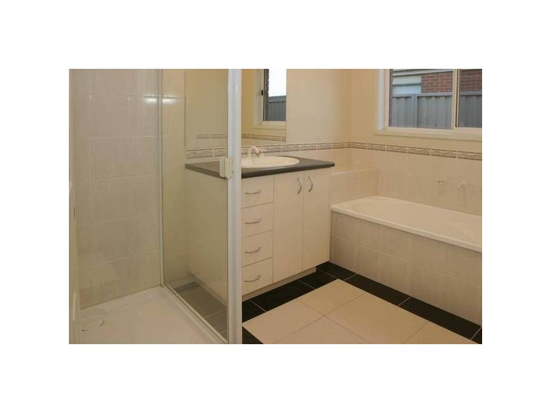 8 Genoa Grove, Pakenham VIC 3810