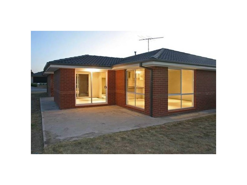 8 Genoa Grove, Pakenham VIC 3810