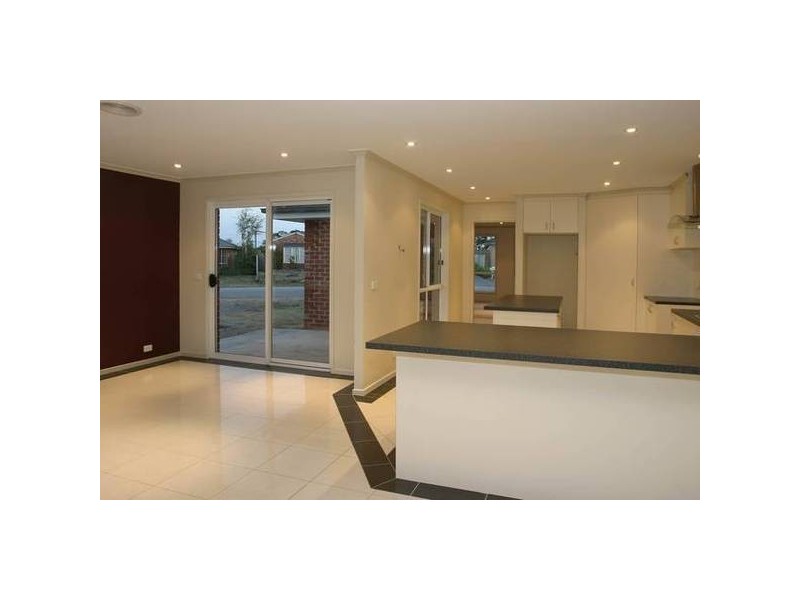 8 Genoa Grove, Pakenham VIC 3810