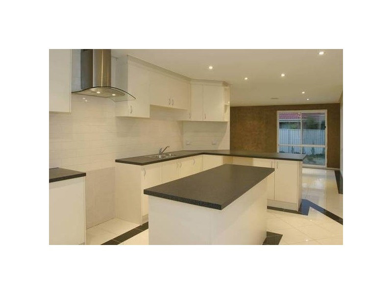 8 Genoa Grove, Pakenham VIC 3810