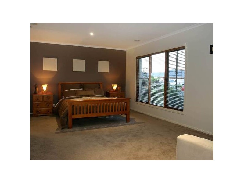 18 Honeyeater Way, Pakenham VIC 3810