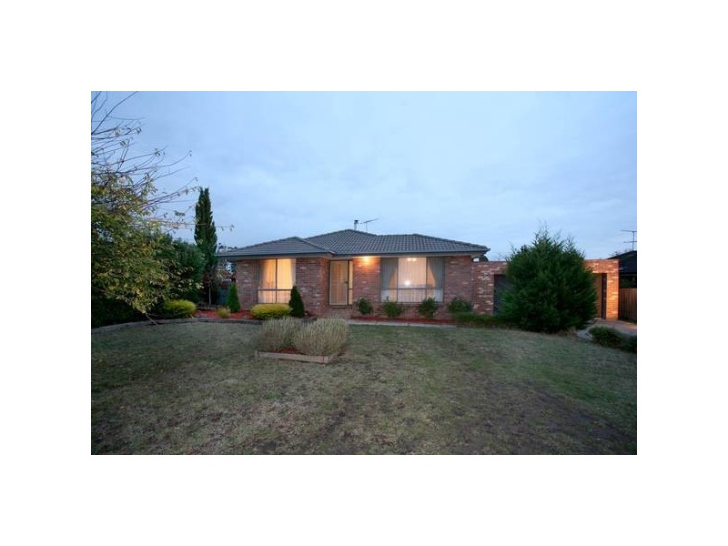 5 Gullquist Way, Pakenham VIC 3810