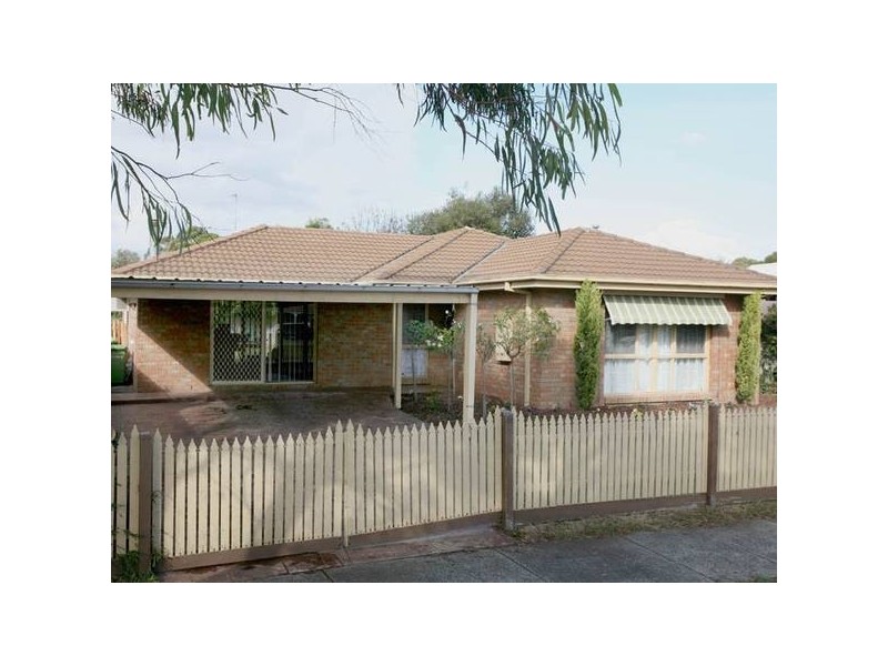 18 GULLQUIST WAY, Pakenham VIC 3810