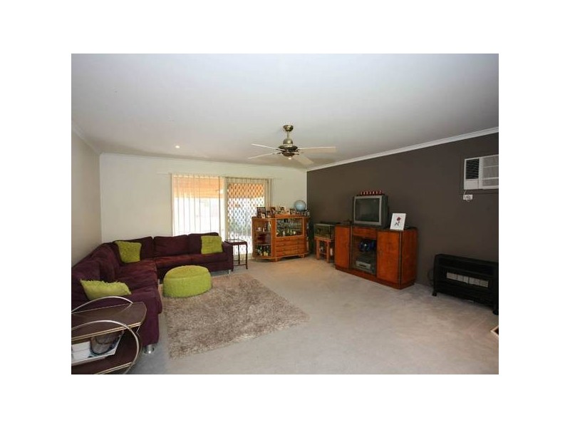 18 GULLQUIST WAY, Pakenham VIC 3810
