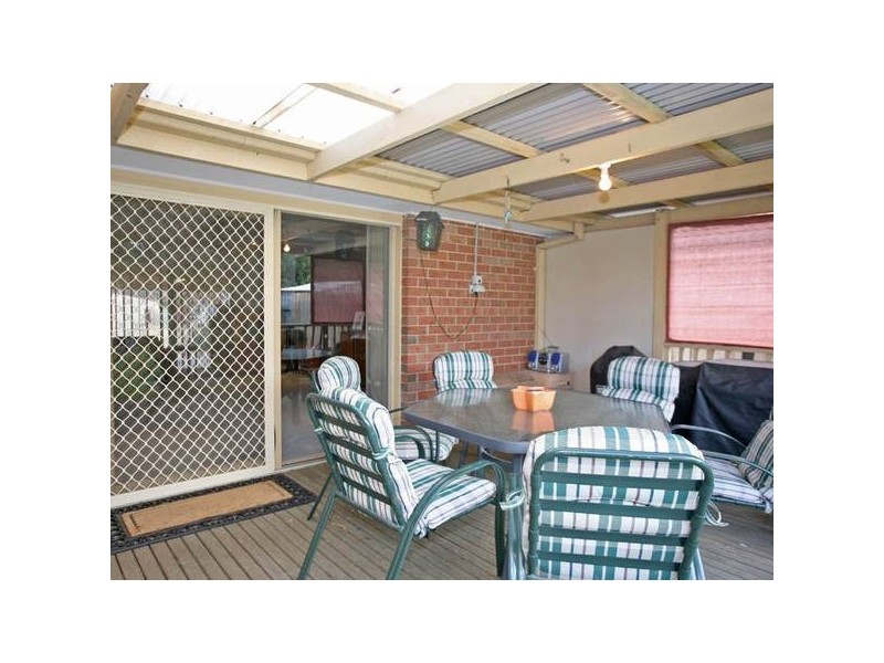 18 GULLQUIST WAY, Pakenham VIC 3810