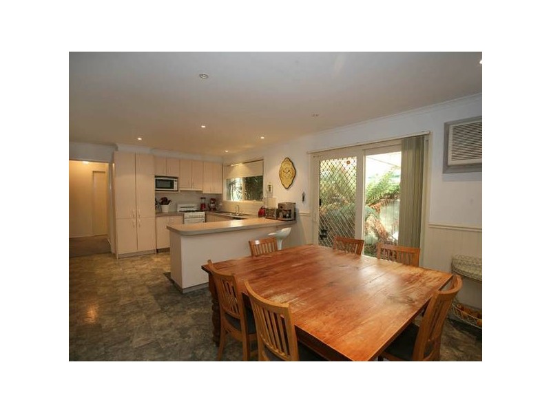 18 GULLQUIST WAY, Pakenham VIC 3810