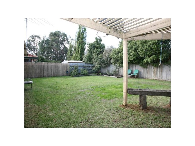 18 GULLQUIST WAY, Pakenham VIC 3810