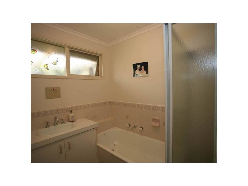 18 GULLQUIST WAY, Pakenham VIC 3810