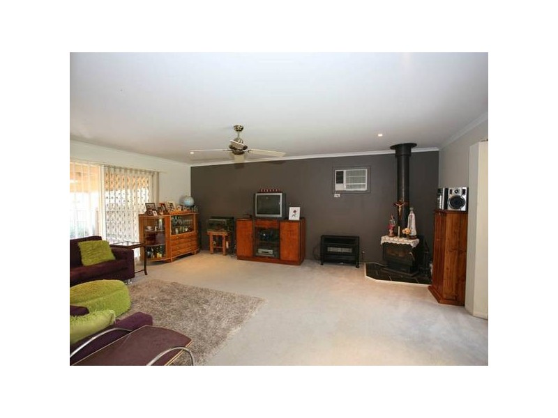 18 GULLQUIST WAY, Pakenham VIC 3810