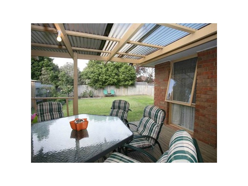 18 GULLQUIST WAY, Pakenham VIC 3810
