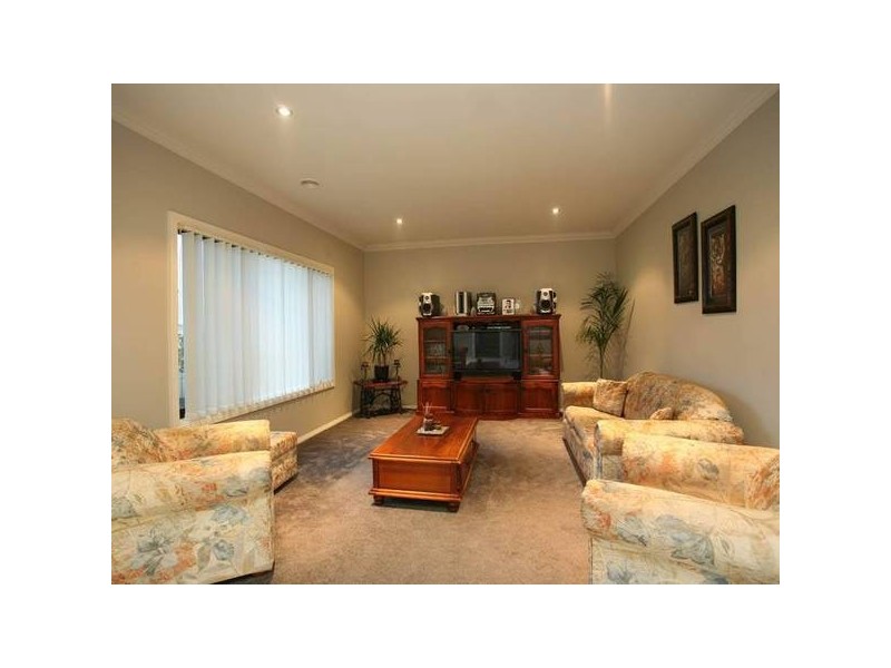 5 Henry Lawson Drive, Pakenham VIC 3810